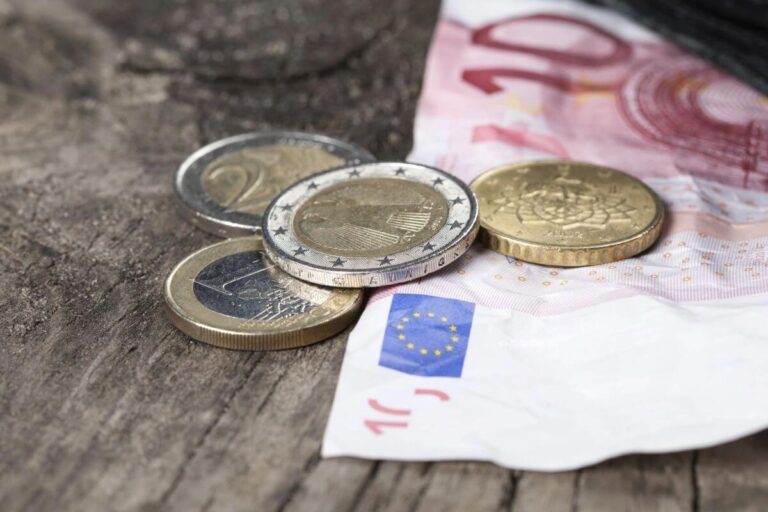 Συνάλλαγμα: Το ευρώ ενισχύεται 0,07%, στα 1,1553 δολάρια