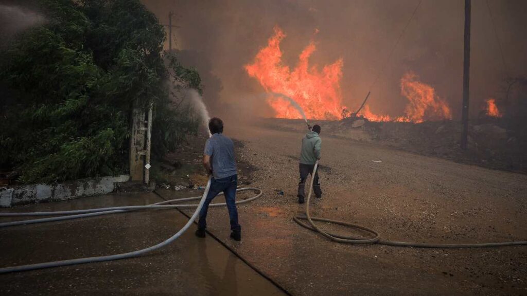 Οι πρώτες εικόνες από τις φωτιές που καίνε την Ελλάδα – Οι φλόγες «καταπίνουν» σπίτια και δάση
