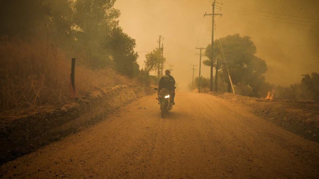 Οι πρώτες εικόνες από τις φωτιές που καίνε την Ελλάδα – Οι φλόγες «καταπίνουν» σπίτια και δάση