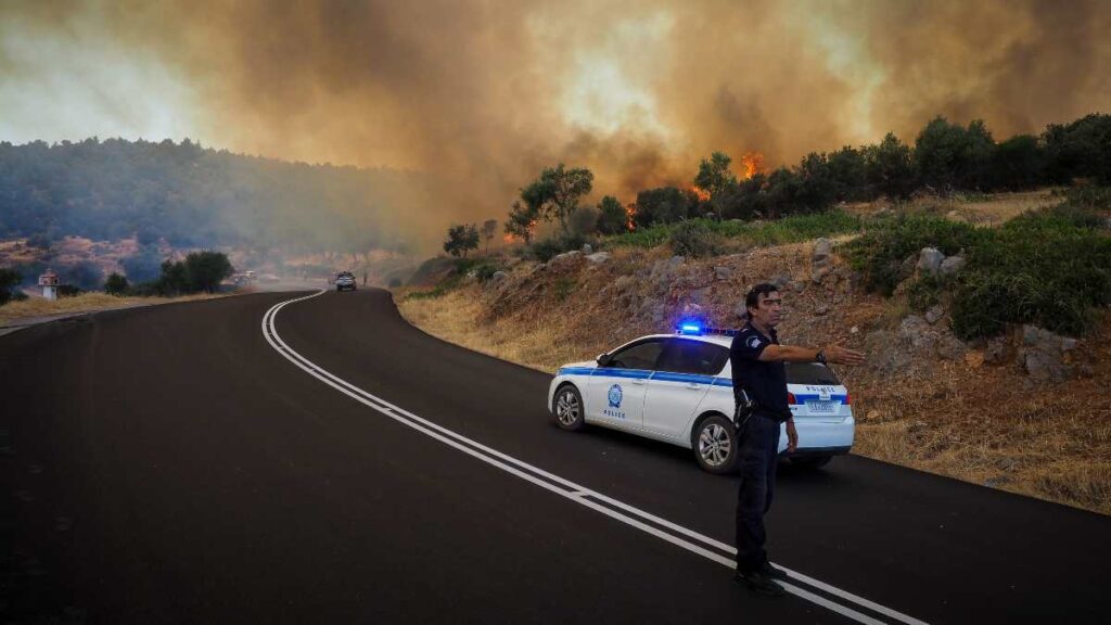 Οι πρώτες εικόνες από τις φωτιές που καίνε την Ελλάδα – Οι φλόγες «καταπίνουν» σπίτια και δάση