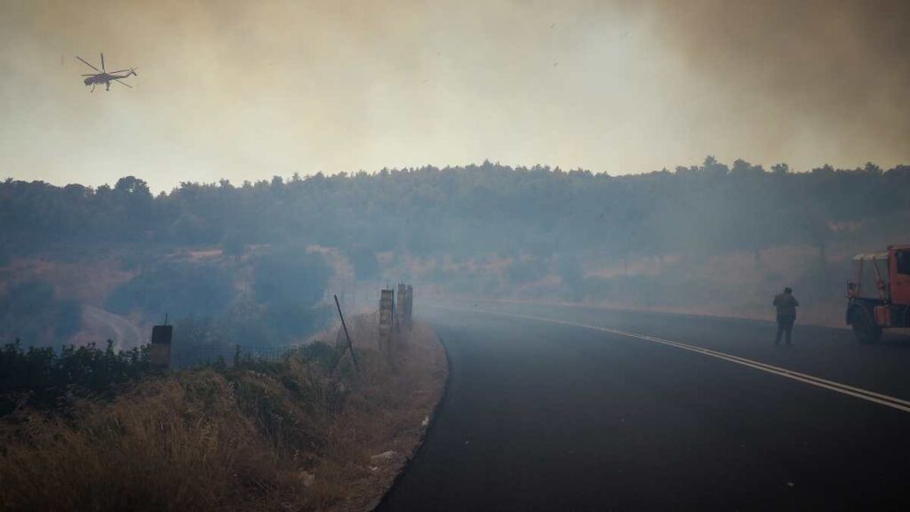 Οι πρώτες εικόνες από τις φωτιές που καίνε την Ελλάδα – Οι φλόγες «καταπίνουν» σπίτια και δάση