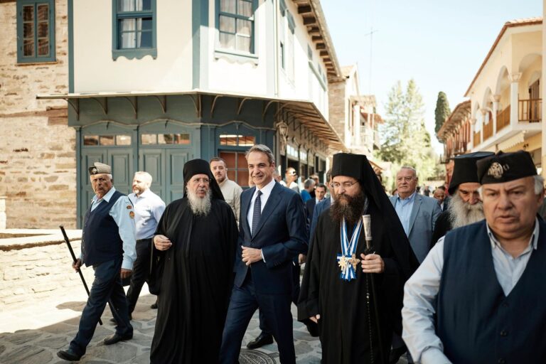 Κ. Μητσοτάκης: Θερμή υποδοχή στην Ιερά Μονή Βατοπαιδίου – Νωρίτερα βρέθηκε στην Μονή Ιβήρων