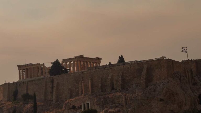 Ο καπνός από τη φωτιά στη Δροσοπηγή σκεπάζει την Αθήνα – Δείτε φωτογραφίες