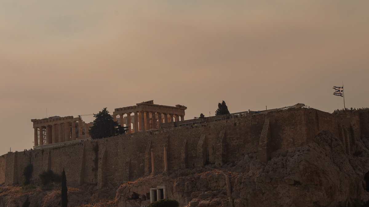 Ο καπνός από τη φωτιά στη Δροσοπηγή σκεπάζει την Αθήνα – Δείτε φωτογραφίες