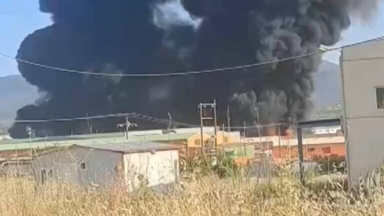 Φωτιά τώρα σε εργοστάσιο πλαστικών στην Αυλίδα – Ήχησε το 112, ενισχύονται οι πυροσβεστικές δυνάμεις