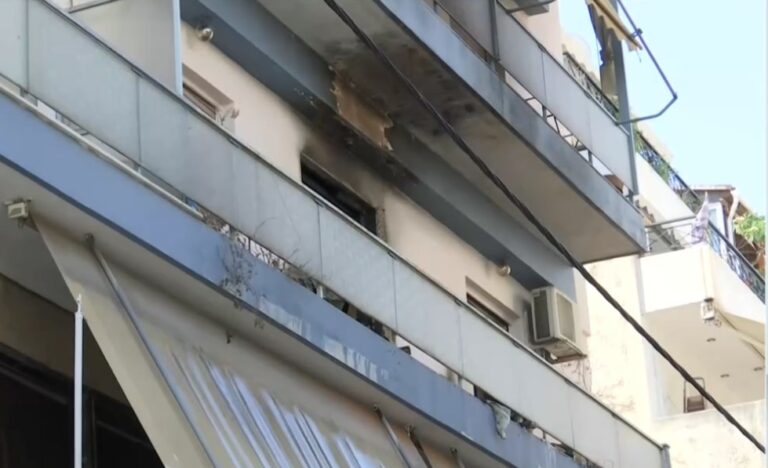 Υπό έλεγχο η φωτιά σε διαμέρισμα στον Πειραιά – Μία γυναίκα χωρίς τις αισθήσεις της