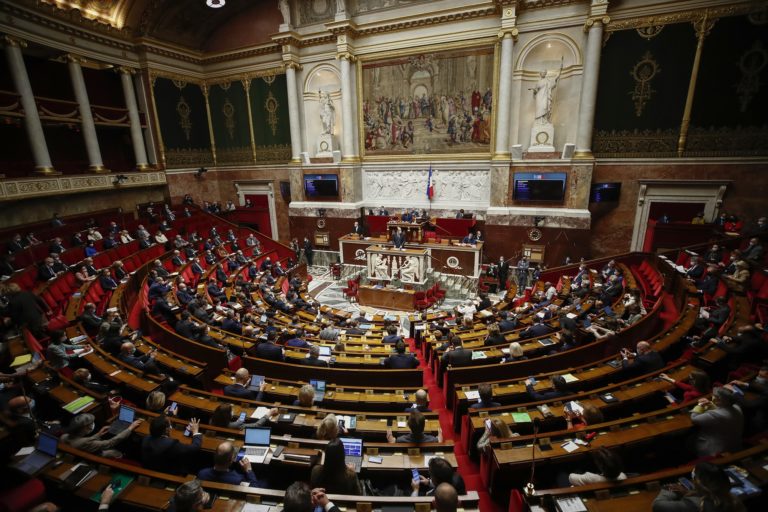 Πρόταση μομφής αντιμετωπίζει σήμερα στην Εθνοσυνέλευση η γαλλική κυβέρνηση
