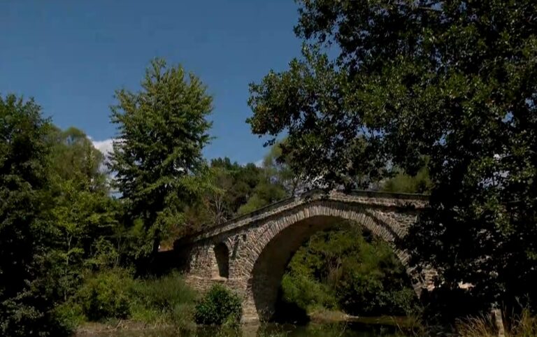 Αναζήτηση δροσιάς στη φύση των Γρεβενών – Βόλτες στα πέτρινα γεφύρια, βουτιές στον ποταμό Βενέτικο