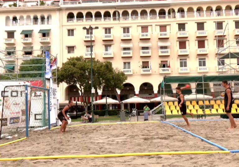 Θεσσαλονίκη: Σε εξέλιξη οι αγώνες beach handball στην πλατεία Αριστοτέλους