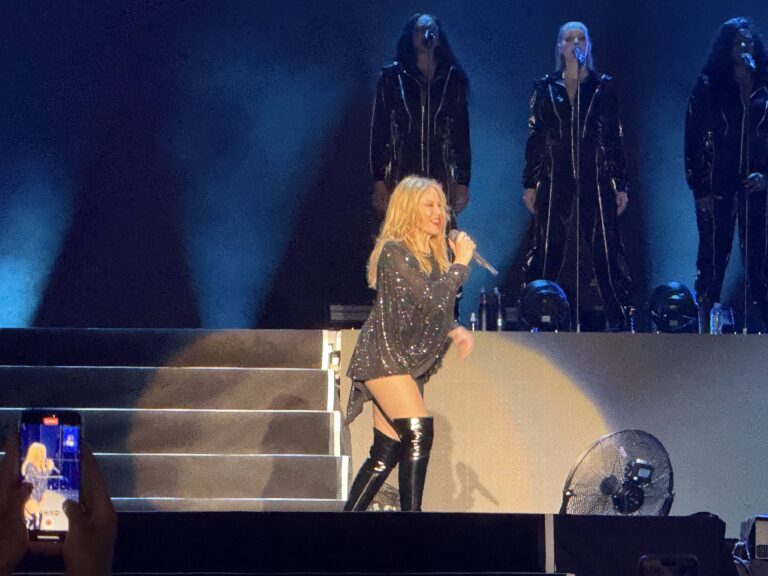 Που έδωσε η Kylie Minogue το τριαντάφυλλό της [και τι είπε στο ελληνικό κοινό];