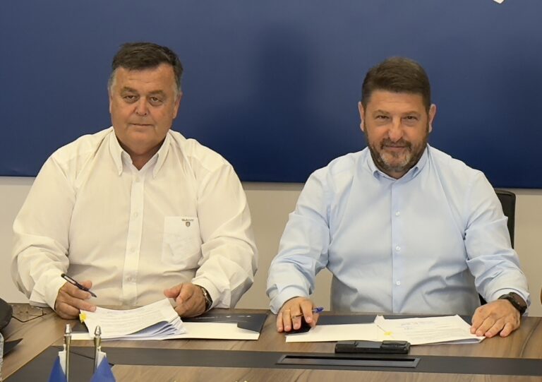 Ο Πόρος στο επίκεντρο: Υπογραφή για την ανάπλαση κεντρικής οδού – Περιφέρεια Αττικής και Δήμος Πόρου