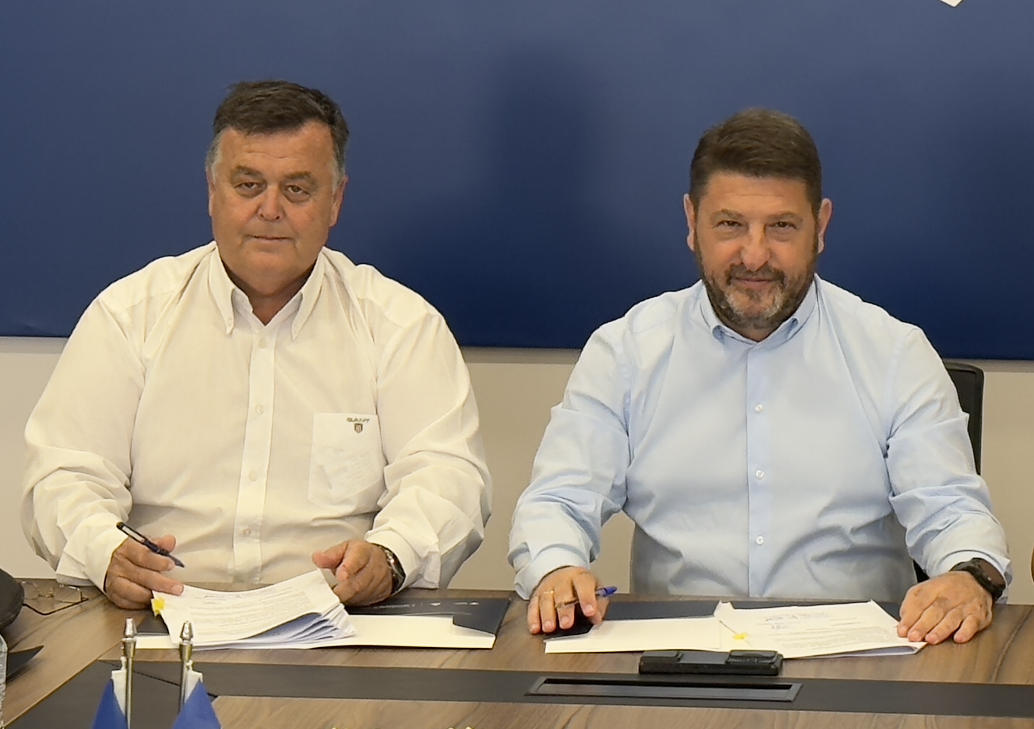 Ο Πόρος στο επίκεντρο: Υπογραφή για την ανάπλαση κεντρικής οδού – Περιφέρεια Αττικής και Δήμος Πόρου