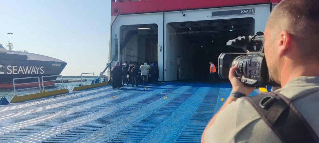 Ηράκλειο: Με πλοίο της γραμμής στον Πειραιά 121 μετανάστες - Ανάμεσα τους και έγκυος 5 Ηράκλειο: Με πλοίο της γραμμής στον Πειραιά 121 μετανάστες