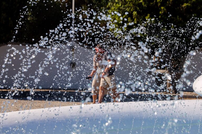 Σε κλοιό καύσωνα η χώρα: Συστάσεις και έκτακτα μέτρα – Σε ποιες περιοχές υπάρχει σήμερα υψηλός κίνδυνος για πυρκαγιά