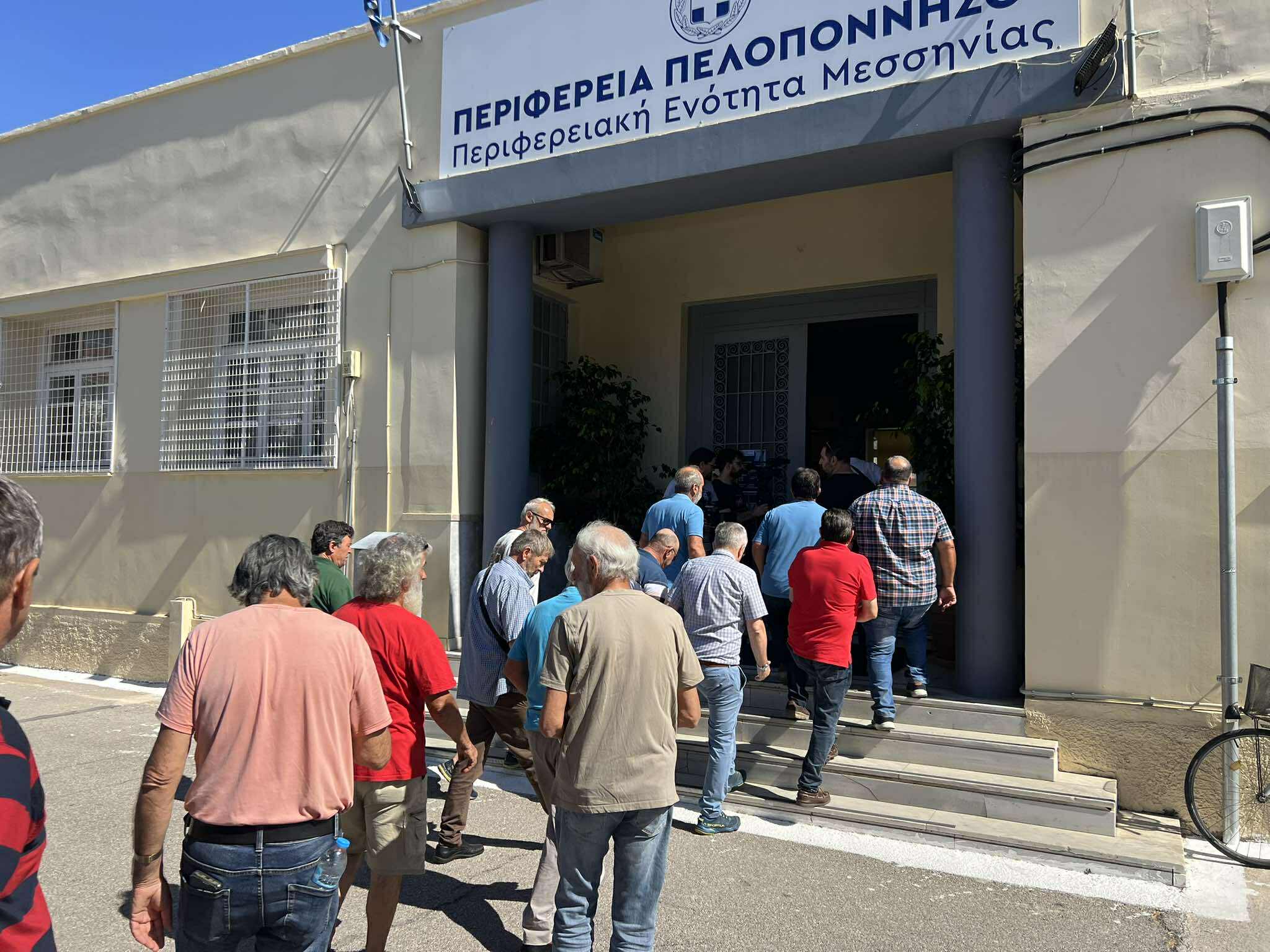Μεσσηνία: Παράσταση διαμαρτυρίας από αγρότες και κτηνοτρόφους στην Περιφέρεια για ΟΠΕΚΕΠΕ και Δακοκτονία