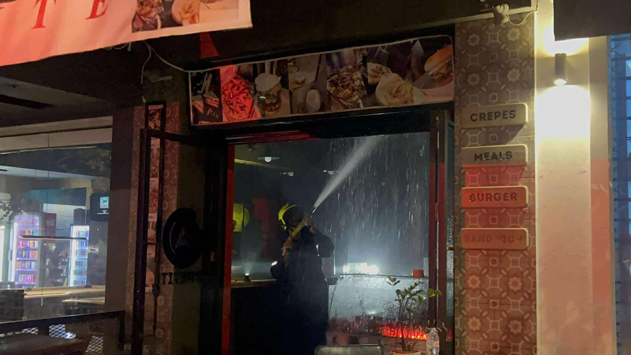 Καλαμάτα: Αναστάτωση από φωτιά σε κατάστημα εστίασης στο κέντρο της πόλης (βίντεο)