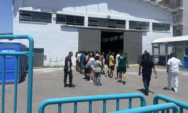 Στην Καλαμάτα 55 διασωθέντες πρόσφυγες και μετανάστες από ακυβέρνητο ιστιοφόρο