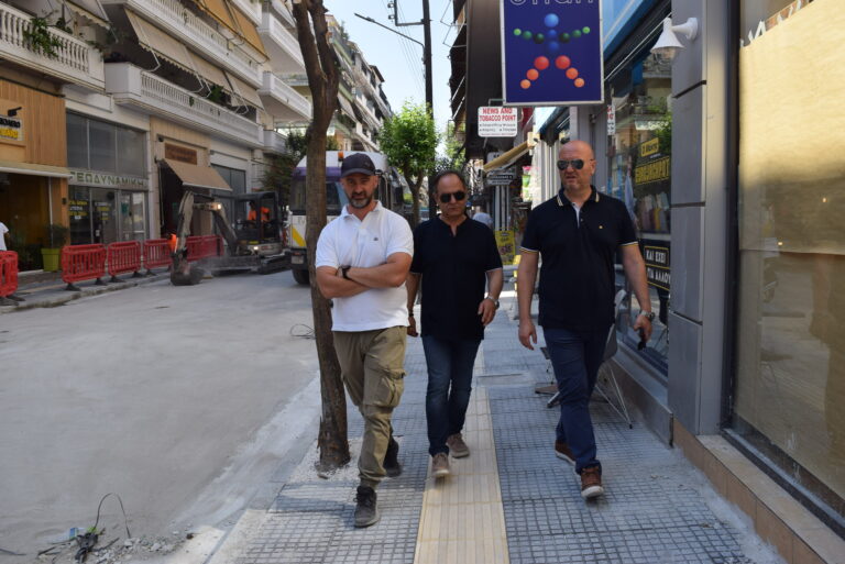 Καρδίτσα: Συνεχίζεται η ανακατασκευή πεζοδρομίων στην Κουμουνδούρου
