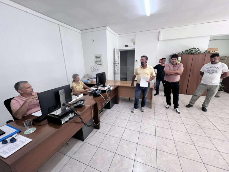 Παράσταση διαμαρτυρίας αγροτών στα γραφεία ΟΠΕΚΕΠΕ στον Πύργο