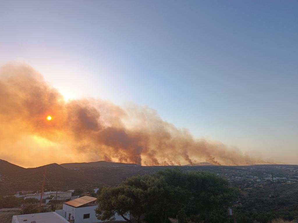 Οι πρώτες εικόνες από τις φωτιές που καίνε την Ελλάδα – Οι φλόγες «καταπίνουν» σπίτια και δάση