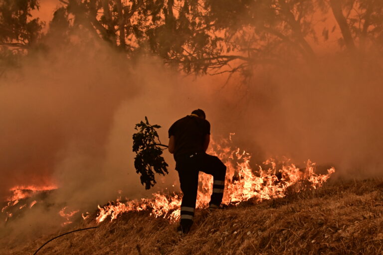 Φωτιά τώρα: Προς Πάρνηθα κινείται το μέτωπο της φωτιάς – Κίνδυνος για τα πρώην βασιλικά κτήματα