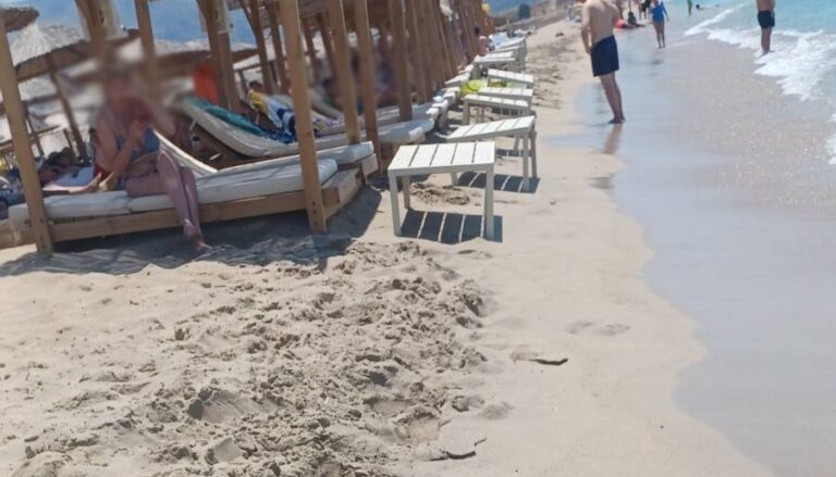 Φαλάσαρνα: Ξαπλώστρες πάνω στο κύμα, πάρτι και… καλοκαιρινή ασυδοσία σε προστατευμένη περιοχή