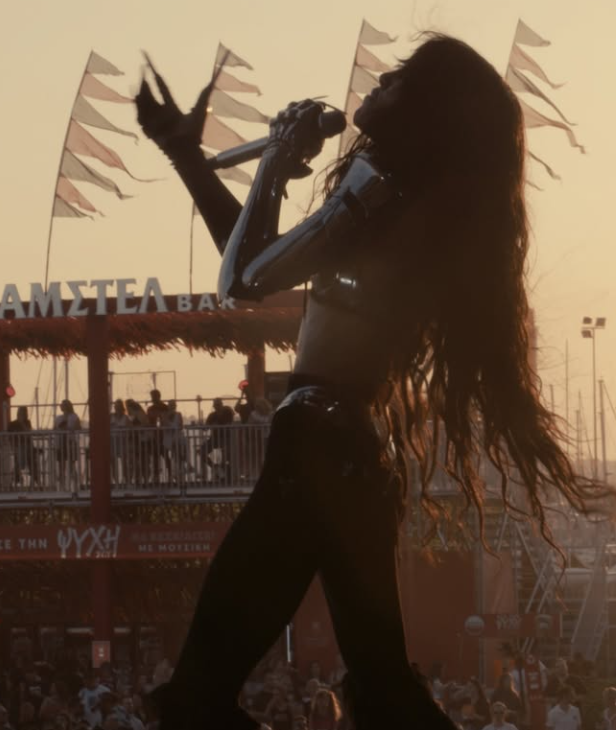 Η απονομή της βασίλισσας της Eurovision Loreen, λίγο μετά την εμφάνιση της στην Αθήνα