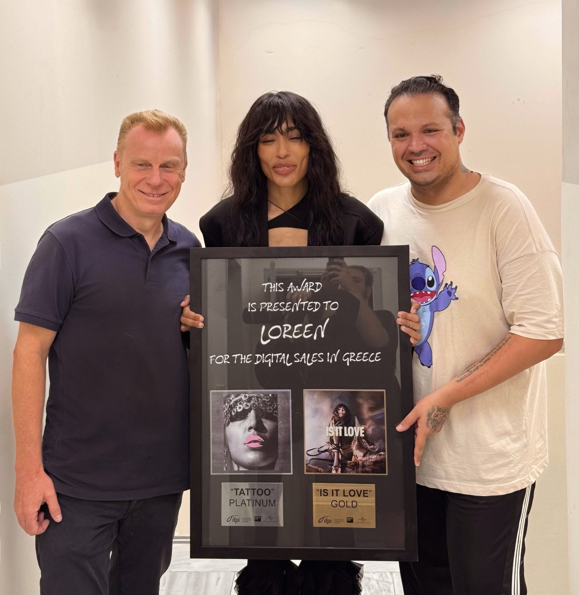 Η απονομή της βασίλισσας της Eurovision Loreen, λίγο μετά την εμφάνιση της στην Αθήνα