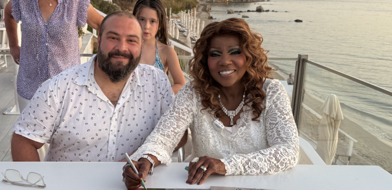 H Γκλόρια Γκέινορ στο Sani Festival – Δείτε το ντοκιμαντέρ για τη ζωή της στο ERTFLIX