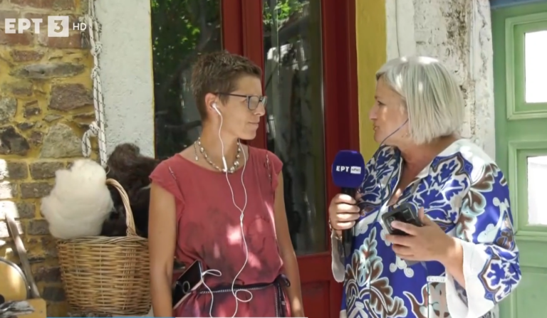 Julie Loi: Η Γαλλίδα καλλιτέχνης που υφαίνει το μαλλί προβάτου με παραδοσιακό τρόπο