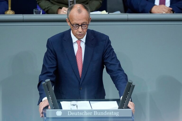 Γερμανία: Εφ΄όλης της ύλης αναμέτρηση Μερτς στη Μπούντεσταγκ – Τι είπε για μεταναστευτικό και δασμούς Τραμπ