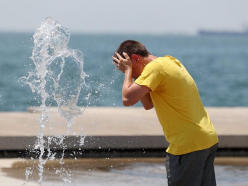 Οι υψηλές θερμοκρασίες οδήγησαν τους Σαμιώτες από νωρίς στις παραλίες – Μέτρα για τους εγαζόμενους