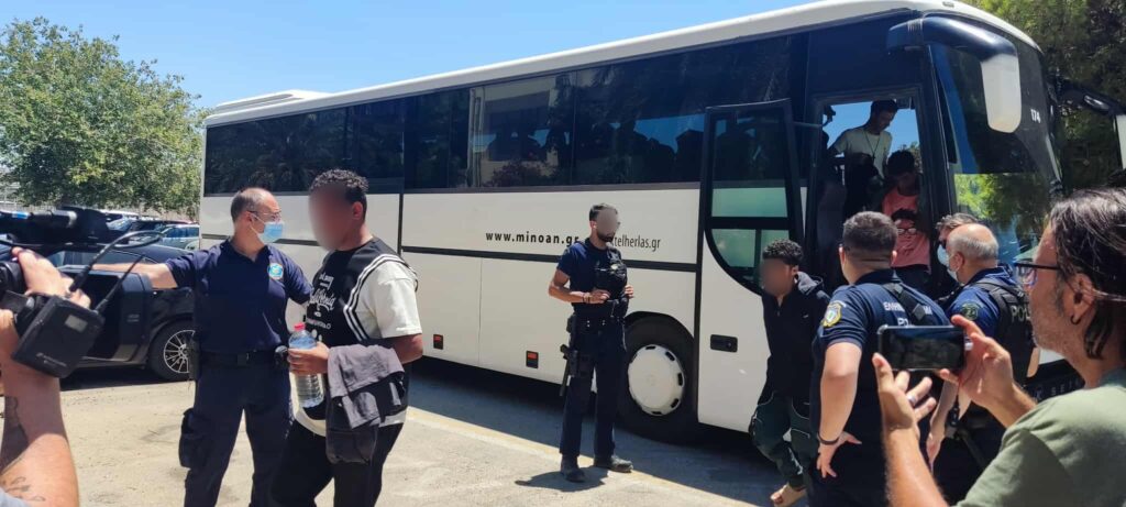 Μαζική διάσωση 116 μεταναστών στα νότια του Ηρακλείου - Στο λιμάνι αποβιβάζονται σταδιακά 3 Στο λιμάνι του Ηρακλείου αποβιβάζονται σταδιακά οι 116 μετανάστες