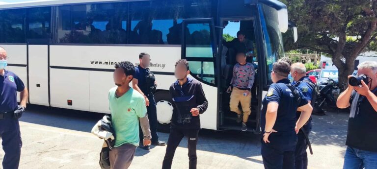 Στο λιμάνι του Ηρακλείου αποβιβάζονται σταδιακά οι 116 μετανάστες