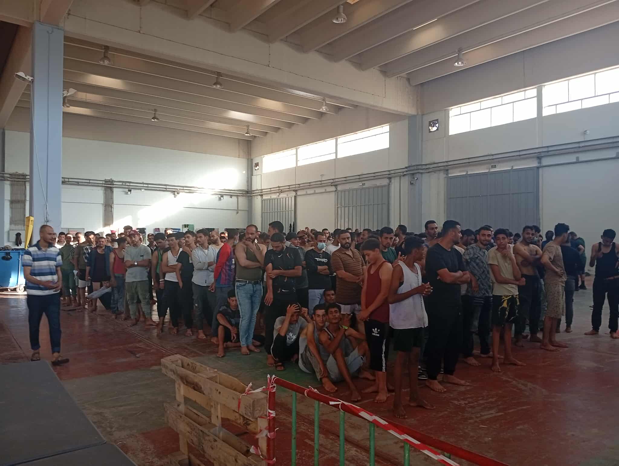 Χανιά: Συνεχίζονται οι αφίξεις μεταναστών – 162 άτομα από τρεις λέμβους μεταφέρονται στην Αγία Γαλήνη