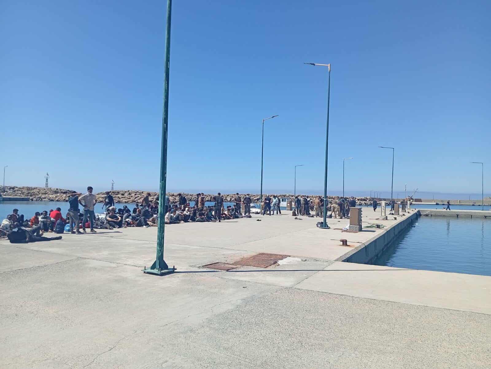 Χωρίς σταματημό οι αφίξεις μεταναστών στα Χανιά – Ακόμη 300 άτομα στην Παλαιόχωρα