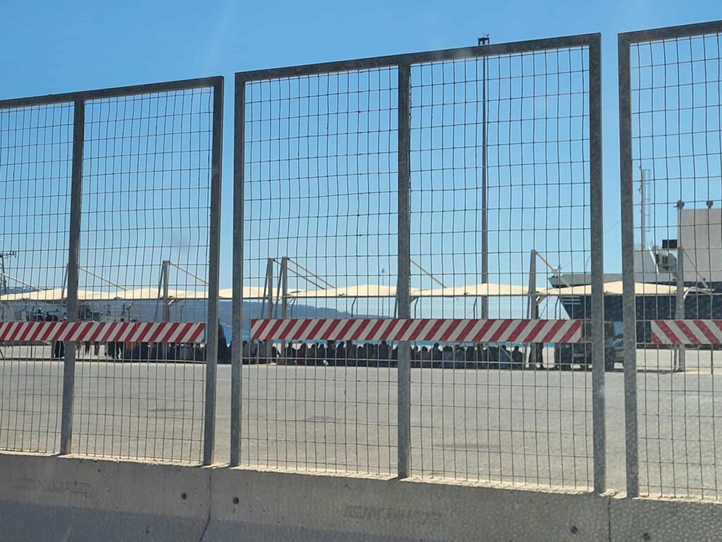 Χανιά: Ακόμα 54 μετανάστες εντοπίστηκαν στην Τρυπητή – Μεταφέρονται στη Σούδα