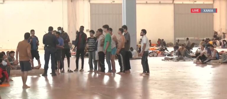 Συνεχείς οι αναχωρήσεις μεταναστών από την Κρήτη: Ένταση και αγωνία και από τους 325 που παραμένουν να φύγουν από το νησί
