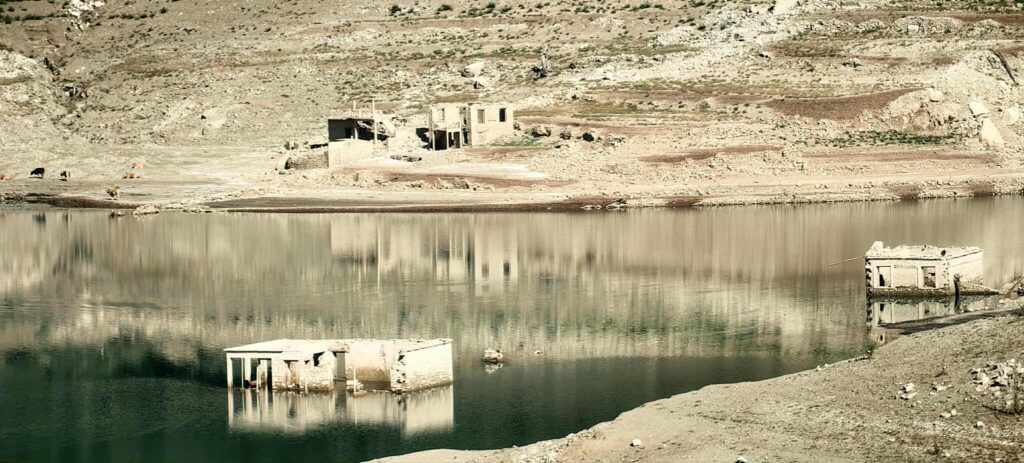 Πολύ χαμηλή στάθμη νερού στην λίμνη του Μόρνου – Αποκαλύπτονται σπίτια βυθισμένου οικισμού (εικόνες)