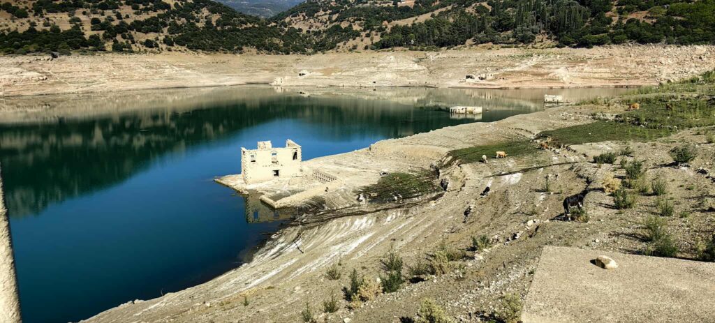 Πολύ χαμηλή στάθμη νερού στην λίμνη του Μόρνου – Αποκαλύπτονται σπίτια βυθισμένου οικισμού (εικόνες)