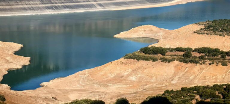 Πολύ χαμηλή στάθμη νερού στη λίμνη του Μόρνου – Αποκαλύπτονται σπίτια βυθισμένου οικισμού (βίντεο – εικόνες)