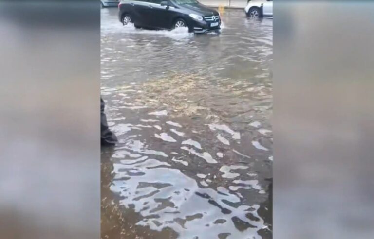 Θεσσαλονίκη: Δρόμοι μετατράπηκαν σε «ποτάμια» από το πρωινό μπουρίνι