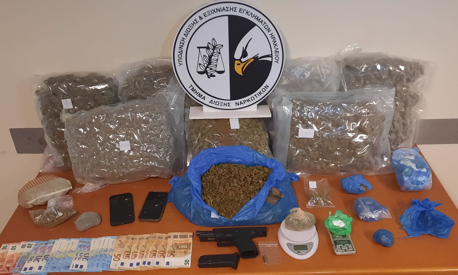 Ηράκλειο: Παρέλαβαν με κούριερ μεγάλες ποσότητες ναρκωτικών κρυμμένες σε κούτες παιδικών παιχνιδιών (βίντεο)