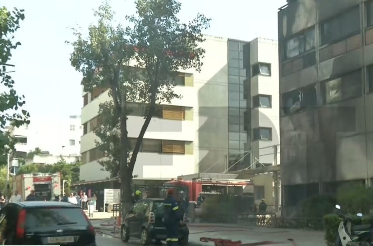 Υπό έλεγχο η φωτιά στο νοσοκομείο Metropolitan στον Χολαργό (Live)