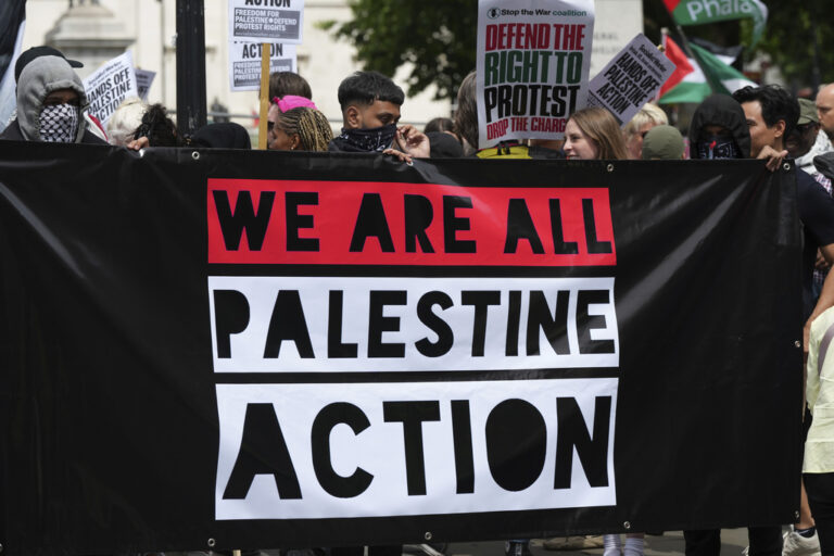 Βρετανία: Δικαστής επέτρεψε στην Palestine Action να προσφύγει κατά της απαγόρευσής της