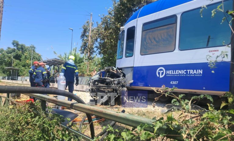 Πάτρα: Σύγκρουση συρμού του Προαστιακού με αυτοκίνητο – Δέκα οι επιβαίνοντες στο τρένο