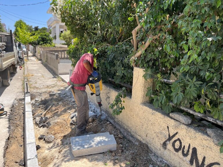 Παρεμβάσεις στα πεζοδρόμια του Δήμου Χανίων – Συνεχίζονται οι εργασίες σε κεντρικές οδούς