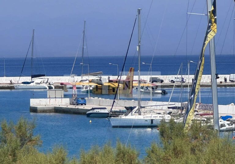 Βίντεο από τη ρυμούλκηση του πυροσβεστικού αεροσκάφους που αναγκάστηκε σε προσθαλάσσωση στον Κορινθιακό