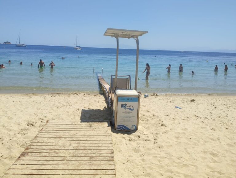 Προσβάσιμες σε ΑμεΑ τέσσερις παραλίες στη Σκιάθο για πέμπτη χρονιά