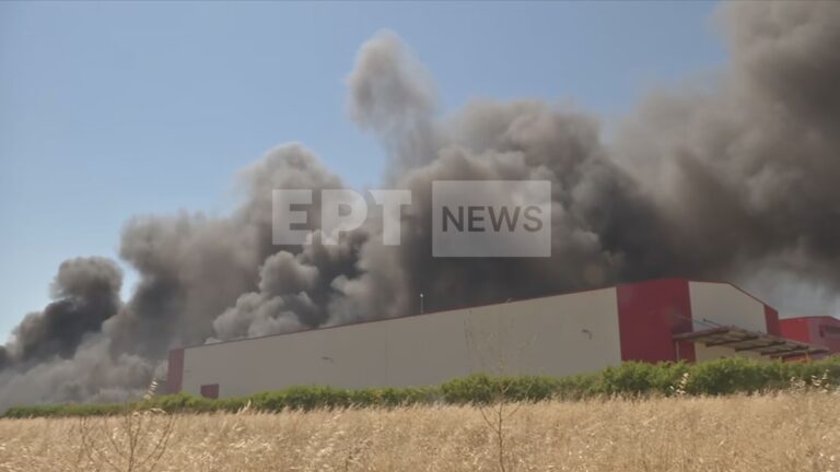 Μεγάλη πυρκαγιά σε επιχείρηση μονωτικών ταινιών στη Ριτσώνα – Μήνυμα 112 για τους τοξικούς καπνούς – «Κλείστε πόρτες και παράθυρα»